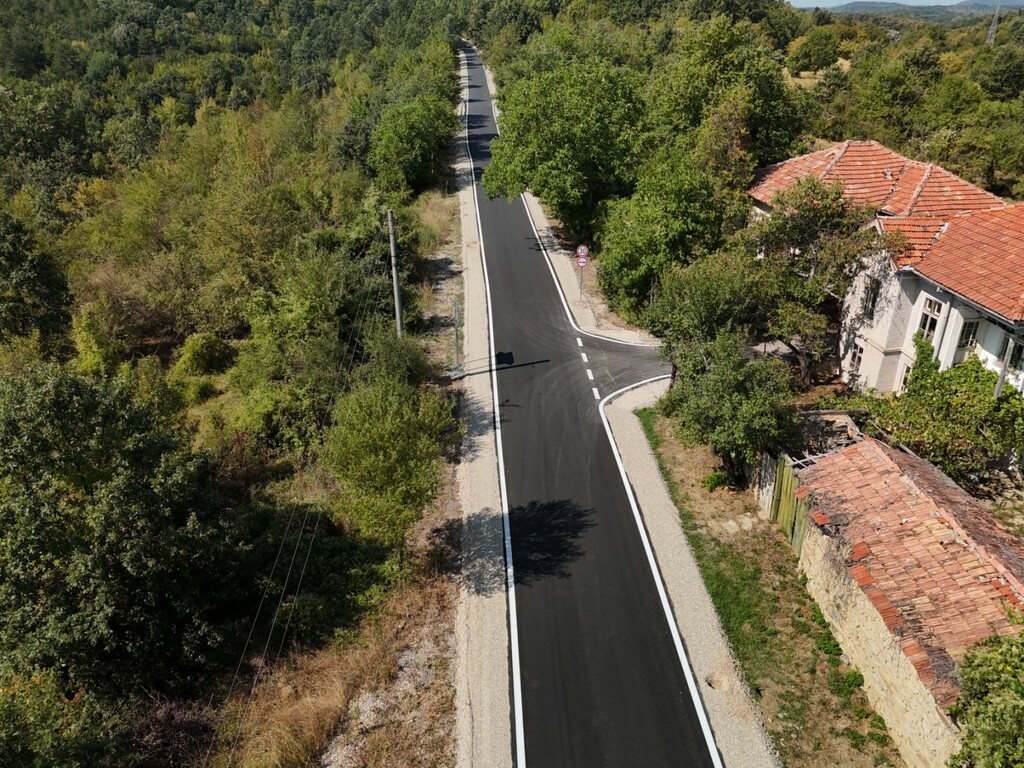 Реконструкция на участък от общински път - Снимка 6