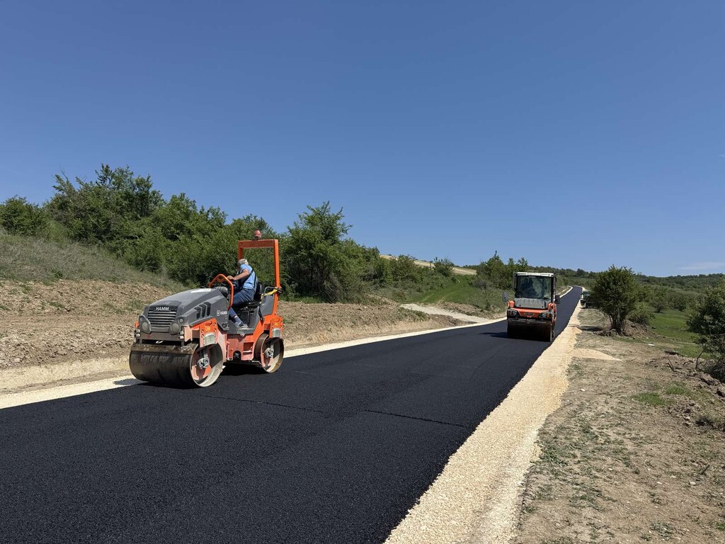 Реконструкция на участък от общински път - Снимка 4