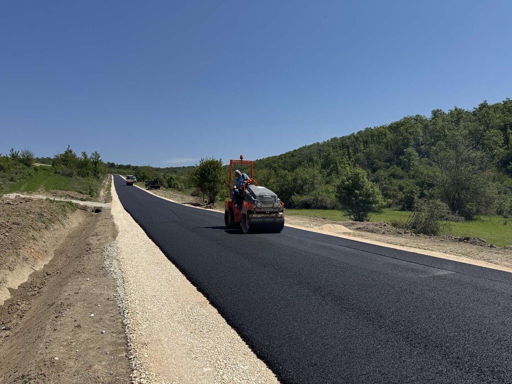 Реконструкция на участък от общински път - Снимка 5