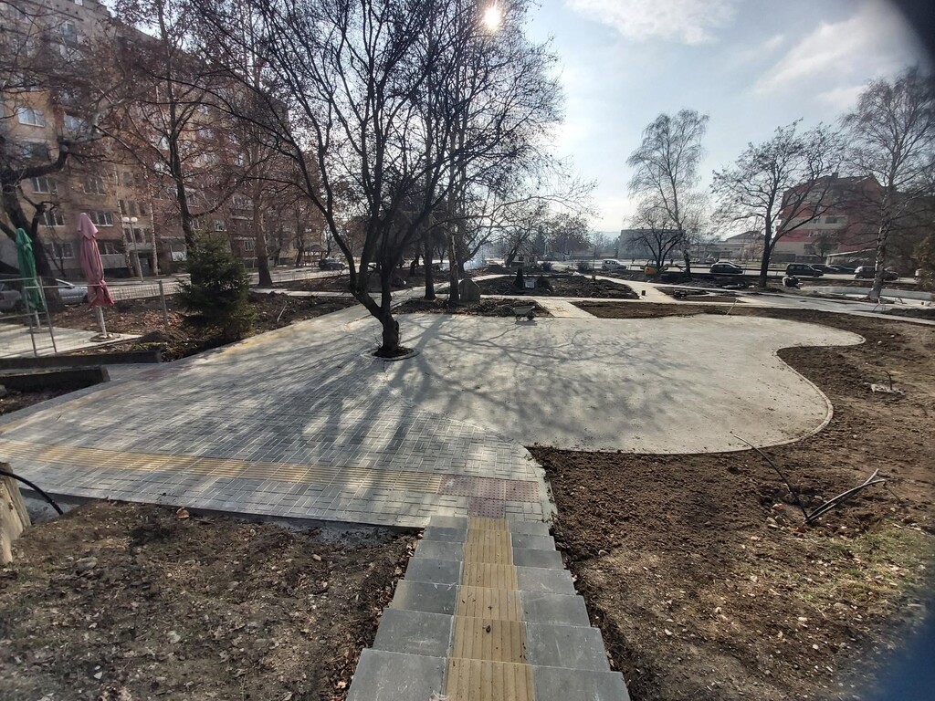 Обновяване на парк Пещерата - Снимка 7