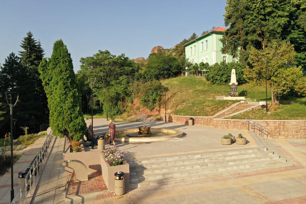 Обновяване на площад "Възраждане" - Снимка 3