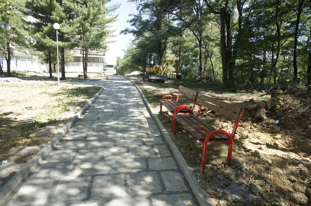 Благоустрояване района на кв. Младост и блок Щастие - Снимка 7