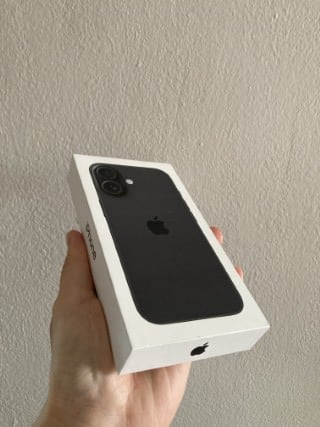 https://res.cloudinary.com/dn7e0hw3h/image/upload/f_auto/v1744417741/MS_blog/Post/iPhone_16_unboxing_iow69y.jpg