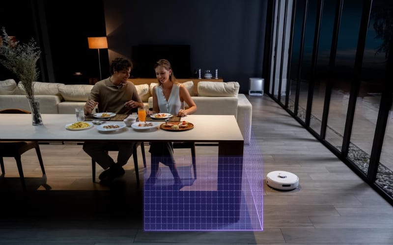 共働きの夫婦が食事を楽しむ様子。妻はリラックスできず、少し疲れている印象。