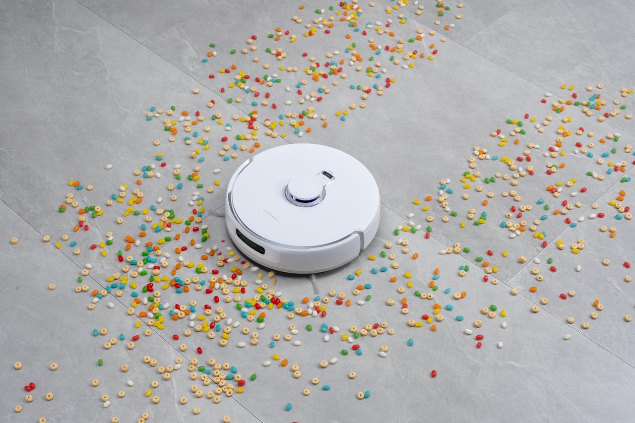 掃除ロボットが散らかった床の上で、家事のやる気が出ない時に役立つ様子を示しています。