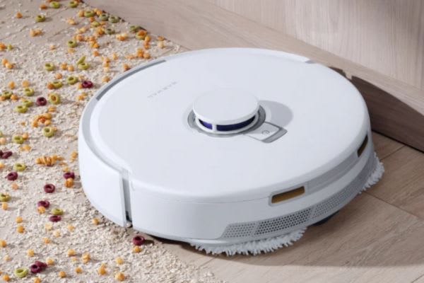 掃除ロボットが散らかった家事を手伝ってくれる様子。やる気が出ない時に便利なアイテム。