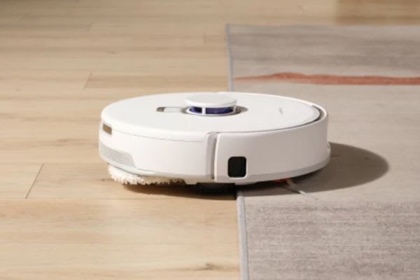 ロボット掃除機がフローリングを掃除している様子。家事スキルを向上させるための便利なツールです。