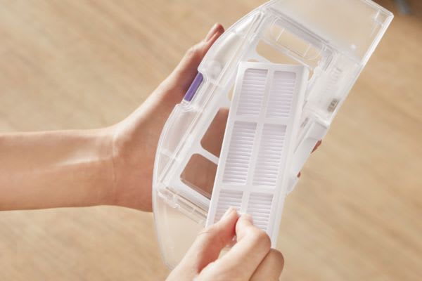 ロボット掃除機のフィルターを取り外している様子。捨て方の手順を示しています。