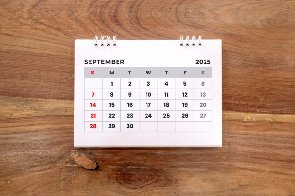 2025年9月のカレンダー。シルバーウィークは9月の中旬に位置する。楽しい休日の計画を立てよう。
