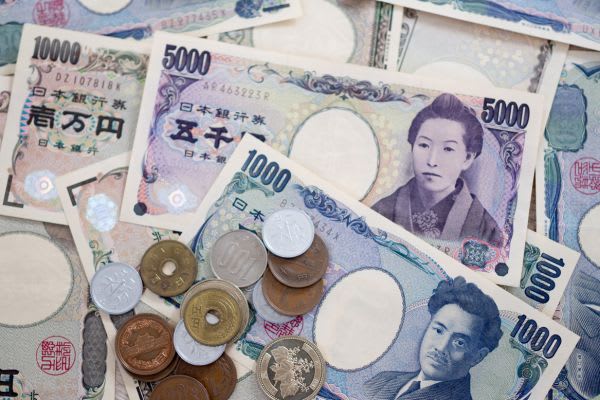 日本の紙幣と硬貨が並んでいる。シルバーウィークの旅行資金として利用される。