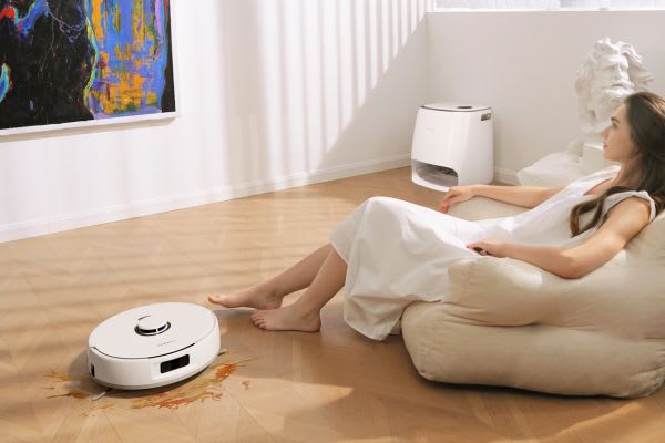 家事を効率化するために、ロボット掃除機が活躍しているリラックスしたシーン。