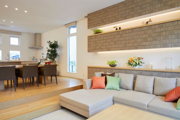 明るく広々としたリビングルーム。秋の大掃除にぴったりな清潔感あふれる空間。