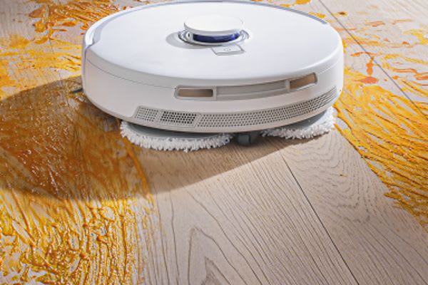 自動床掃除機が汚れをきれいに拭き取る様子。買ってよかった家電として、共働き家庭に最適。