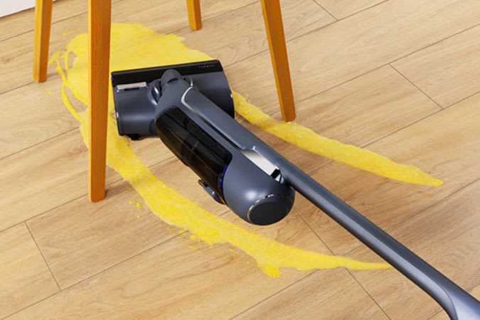 掃除機が床の汚れをしっかりと吸い取っている。共働き家庭にぴったりの買ってよかった家電。