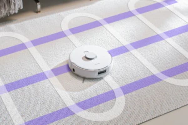 掃除機がカーペットの上を走り回る様子。これはまさに家事とは言えない家事の便利さを実感させる。