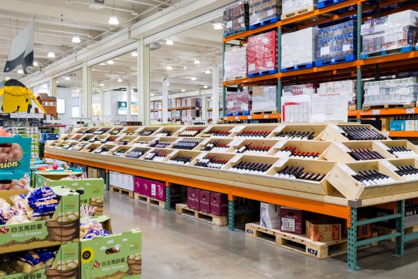 秋のセールで売られているワインが並ぶ店内の様子。様々な商品が所狭しと並んでいる。