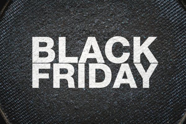 ブラックフライデーの特大セールを示す黒い背景に白い文字のデザインが印象的です。