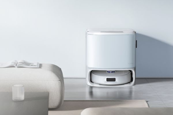 モダンなインテリアの中にある白いロボット掃除機。ブラックフライデーの特別セールに最適です。