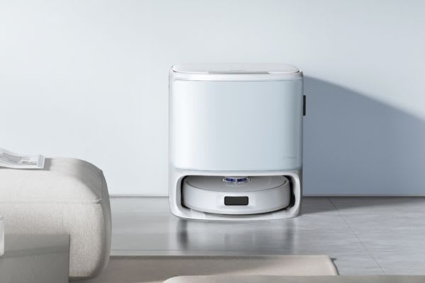 モダンなリビングルームに置かれた白いロボット掃除機は、サイバーマンデーの特価で注目されるアイテムです。