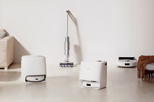 モダンなリビングルームの中にある掃除機とロボット掃除機。サイバーマンデーのセール対象商品。