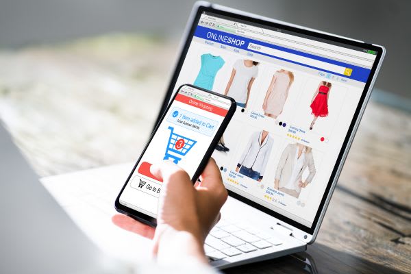 オンラインショッピングで商品を選ぶ手元。サイバーマンデーの特別セールを楽しむ様子。