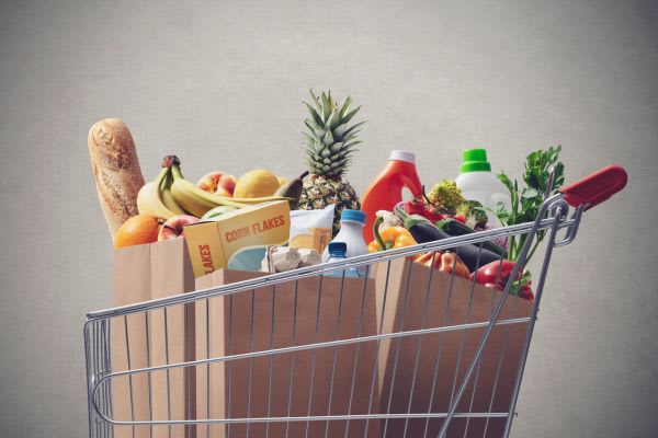 買い物カートに食料品が満載で、サイバーマンデーの特別セールに最適です。