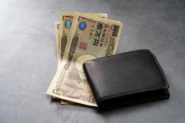 黒い財布と日本の紙幣が置かれた画像。サイバーマンデーに向けての準備を感じさせる。