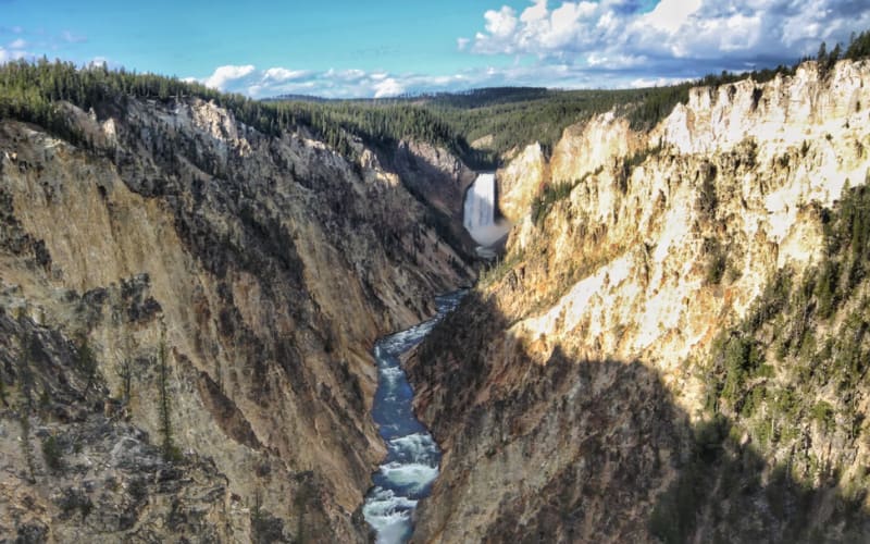 Breathtaking view of a canyon and waterfall, ideal for unforgettable Yellowstone hikes.