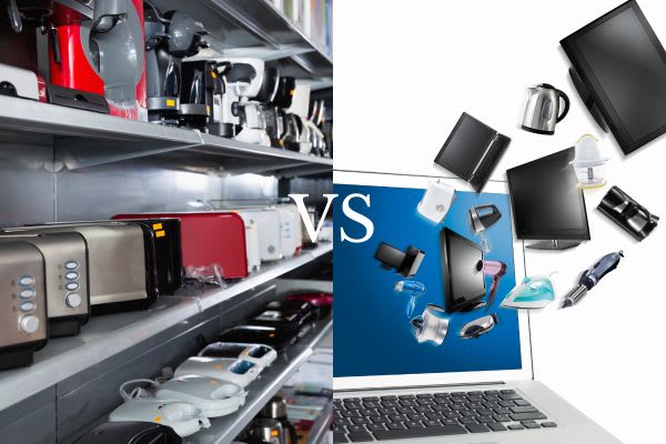 家電が並ぶ棚と、デジタルデバイスが飛び出すコンピュータの対比。セール中の製品が魅力的。