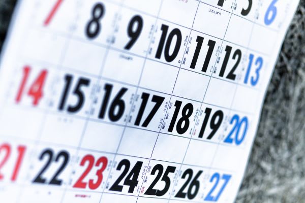 カレンダーのページが反射する中、家電セールの日付が近づくのを示しています。特別な機会をお見逃しなく。