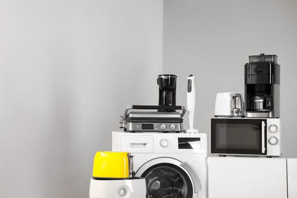 さまざまな家電が並ぶキッチンの様子。セール商品として魅力的な家電がひと目でわかる。