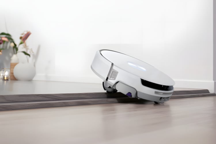 ローラーモップが床を掃除している様子。近代的なデザインが印象的なロボット掃除機。