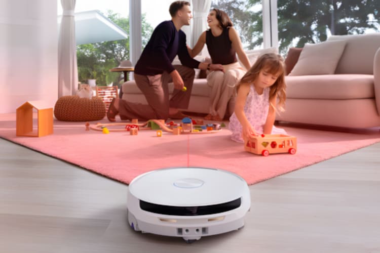 家族がリビングで楽しむ中、ローラーモップが子供の遊び場をきれいに保つシーン。