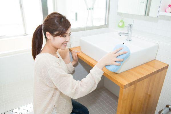 子供と一緒にエクササイズを楽しむ母親、年末大掃除をしながらフィットネスを取り入れています。