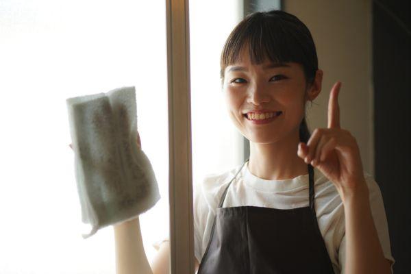 子供と一緒にエクササイズを楽しむ母親、年末大掃除をしながらフィットネスを取り入れています。