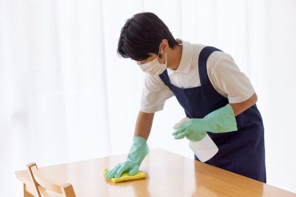 子供と一緒にエクササイズを楽しむ母親、年末大掃除をしながらフィットネスを取り入れています。