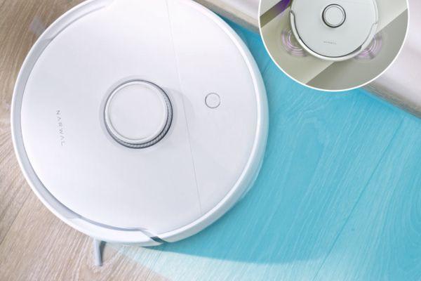 子供と一緒にエクササイズを楽しむ母親、年末大掃除をしながらフィットネスを取り入れています。