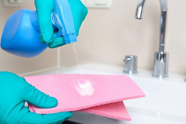 子供と一緒にエクササイズを楽しむ母親、年末大掃除をしながらフィットネスを取り入れています。