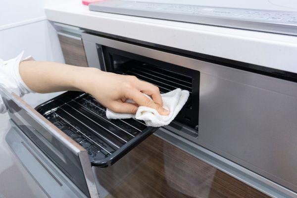 子供と一緒にエクササイズを楽しむ母親、年末大掃除をしながらフィットネスを取り入れています。