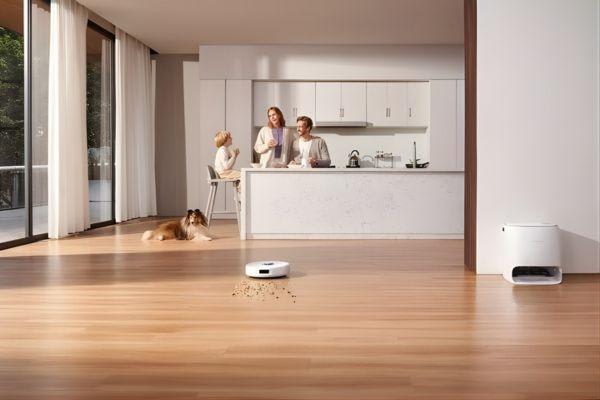 美しい赤いリボンで包まれたクリスマスプレゼント。優雅な雰囲気が漂うギフト。