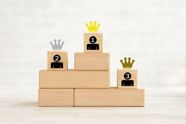 美しい赤いリボンで包まれたクリスマスプレゼント。優雅な雰囲気が漂うギフト。