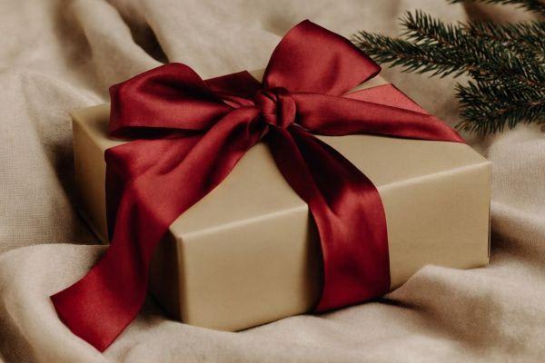 美しい赤いリボンで包まれたクリスマスプレゼント。優雅な雰囲気が漂うギフト。