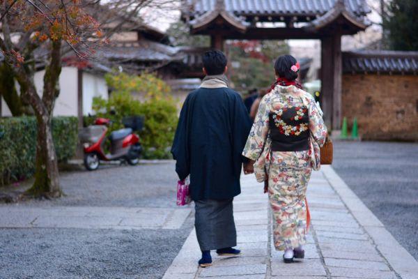 美しい赤いリボンで包まれたクリスマスプレゼント。優雅な雰囲気が漂うギフト。