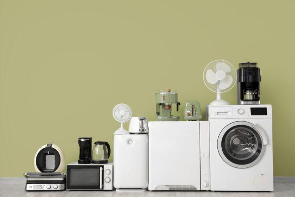 美しい赤いリボンで包まれたクリスマスプレゼント。優雅な雰囲気が漂うギフト。