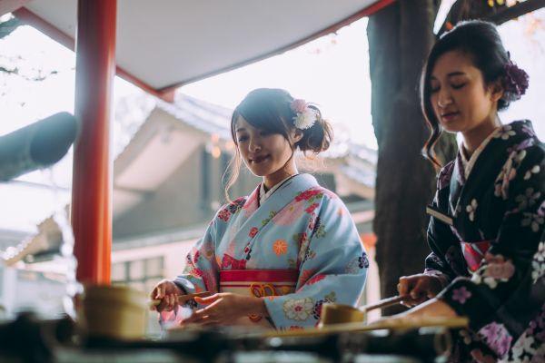 美しい赤いリボンで包まれたクリスマスプレゼント。優雅な雰囲気が漂うギフト。