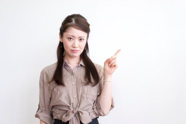 美しい赤いリボンで包まれたクリスマスプレゼント。優雅な雰囲気が漂うギフト。