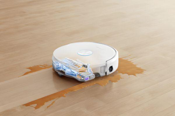 年末セールにぴったりな家族と犬がいるリビングの風景、長い連続使用時間でお掃除も楽々。