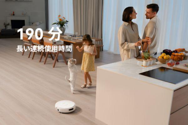 年末セールにぴったりな家族と犬がいるリビングの風景、長い連続使用時間でお掃除も楽々。