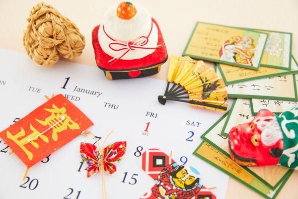 年末セールにぴったりな家族と犬がいるリビングの風景、長い連続使用時間でお掃除も楽々。