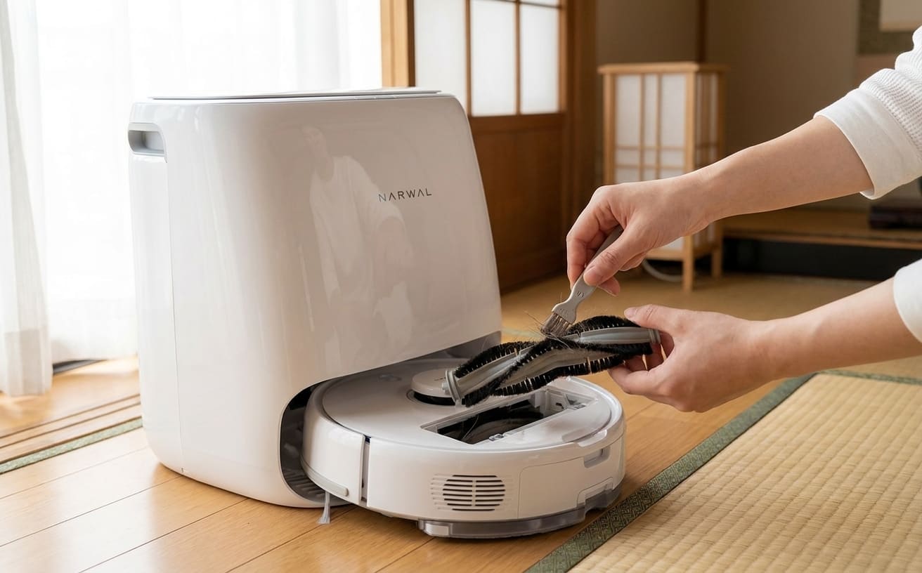 回転ブラシが回らない掃除機のブラシを手入れしている様子が描かれています。手にブラシを持っています。